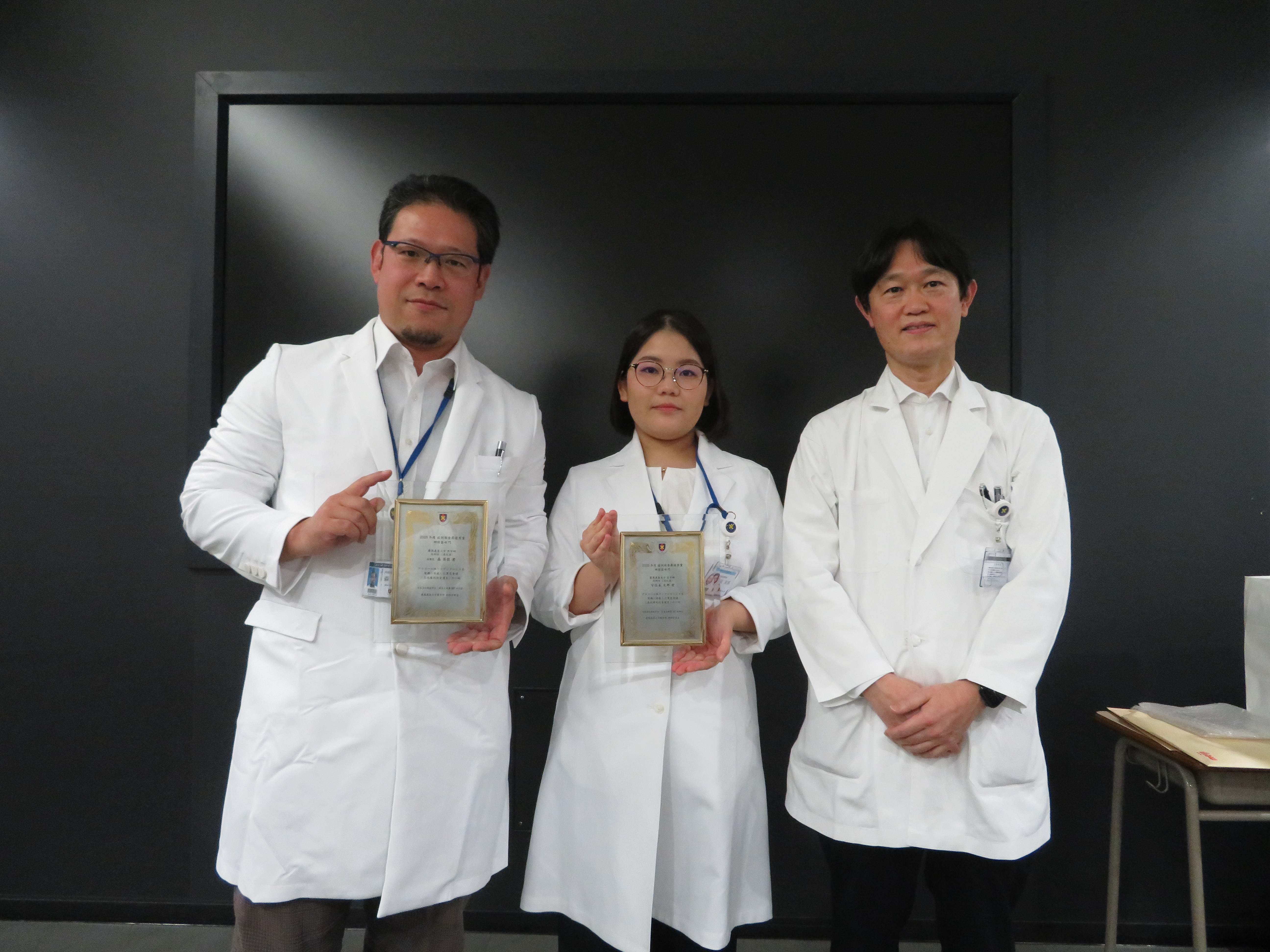 指導医の森英毅、筆頭発表者の宇佐美友那、家田真樹教室主任